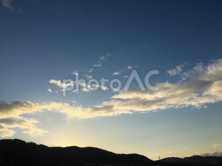 夕暮れの空 照らされる雲 日暮れ,空,風景の写真素材
