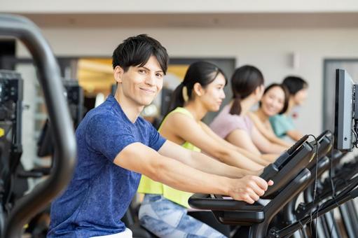 ジムでトレーニングする若い男性 ジム,男性,トレーニングの写真素材