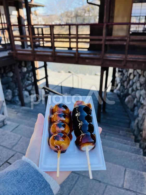 手に持ったみたらし団子と黒糖団子 団子,みたらし団子,黒糖の写真素材