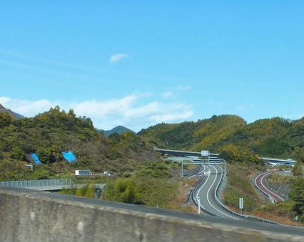 山肌をめぐる道路の流れ 山肌をめぐる道路の流れの写真