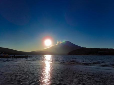 平野の浜から見る富士山 平野の浜から見る富士山 富士山,山中湖,平野の浜の写真素材