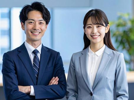 スーツ姿の男女の写真