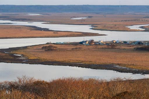 黄金色に染まる霧多布湿原を蛇行する川 湿原,川,蛇行の写真素材