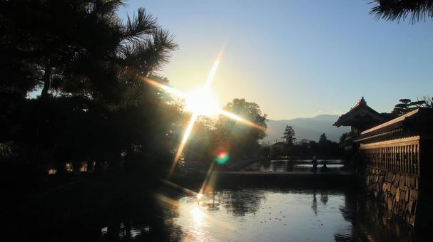 まもなく日没 初秋の松本城公園夕景 まもなく日没 初秋の松本城公園夕景の写真