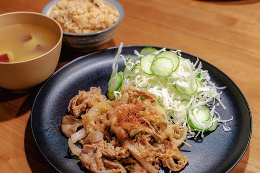 豚肉炒めの家庭的な夕食 豚肉炒めの家庭的な夕食 夕食,晩ごはん,家庭料理の写真素材