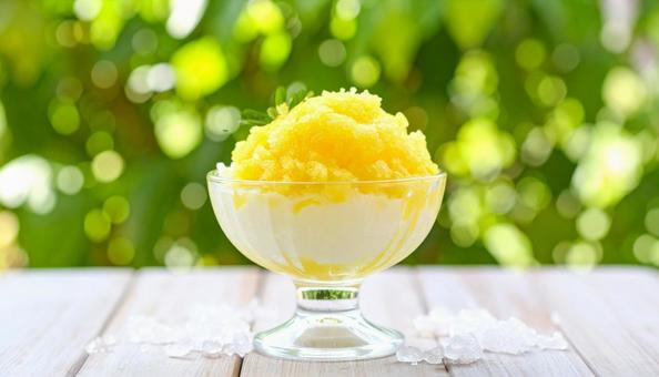 ガラスの器に盛られたかき氷の写真