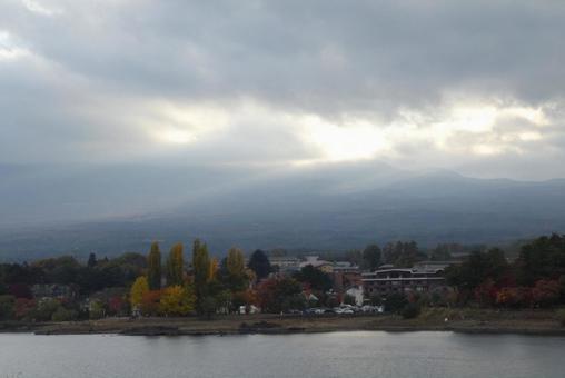 河口湖と山並み 河口湖,河口湖町,山梨県の写真素材