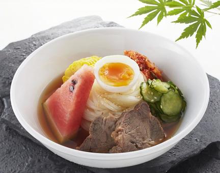 食欲をそそる冷麺 食欲をそそる冷麺 冷麺,冷やし中華,トッピングの写真素材