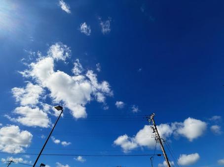 青空、電柱、空、雲 青空、電柱、空、雲の写真
