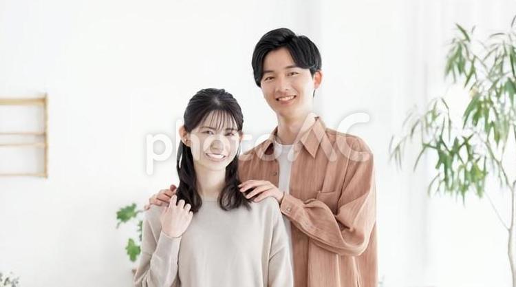 女性の肩に手を置く男性 夫婦,カップル,仲良しの写真素材
