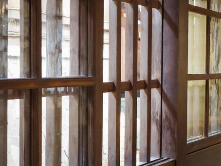 木格子越しのやわらかな光景 木格子越しのやわらかな光景 格子,木造,和風建築の写真素材