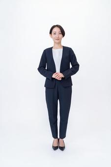 スーツを着た女性・縦 会社員,営業,キャリアの写真素材
