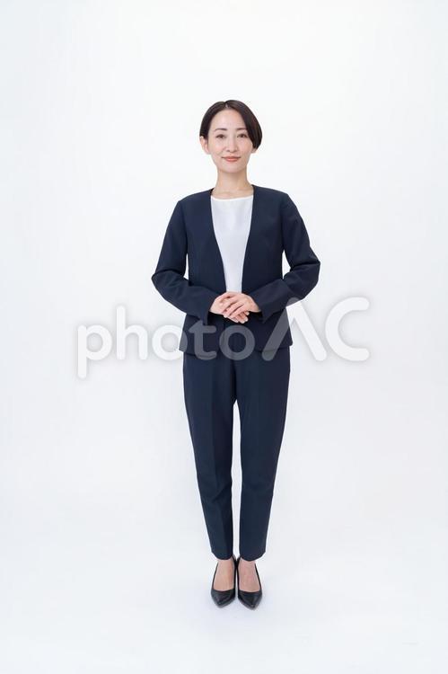 スーツを着た女性・縦 会社員,営業,キャリアの写真素材