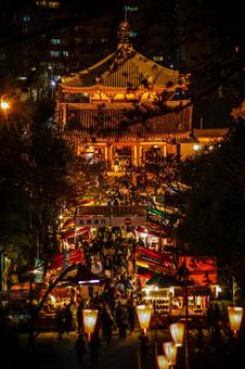 夜の寺院と参道 夜の寺院と参道 寺院,参道,夜景の写真素材