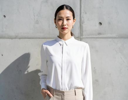 白い服を着た女性モデル 白い服を着た女性モデルの写真