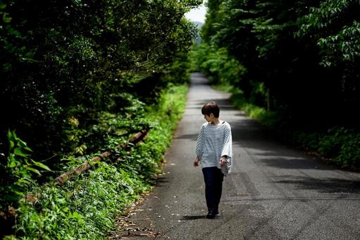 ＜素材＞森を孤独に一人歩く女性の風景 人物,女性,風景の写真素材