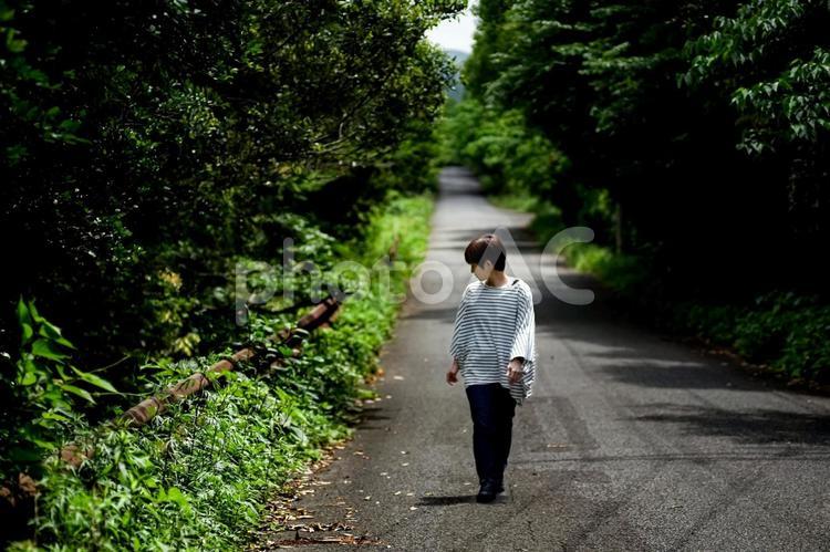 ＜素材＞森を孤独に一人歩く女性の風景 人物,女性,風景の写真素材