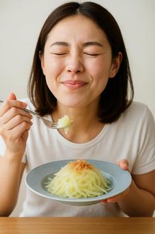 オニオンスライスを食べて美味いという表情 オニオンスライスを食べて美味いという表情の写真