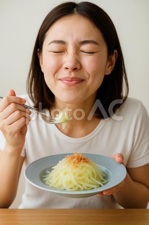 オニオンスライスを食べて美味いという表情 女性,笑顔,白い服の写真素材