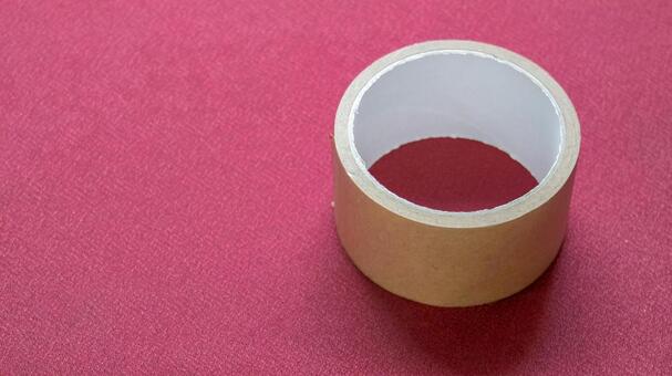 赤背景に置かれた使いかえのガムテープ ガムテープ,テープ,梱包の写真素材