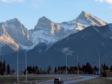車道とスリーシスターズ　カナダの山 山,道路,車道の写真素材