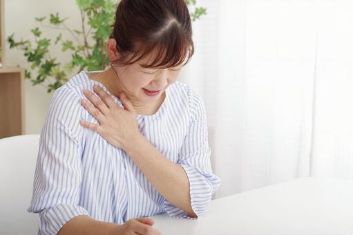 動悸や息苦しさに苦しむ女性 動悸や息苦しさに苦しむ女性 胸痛,心筋梗塞,狭心症の写真素材