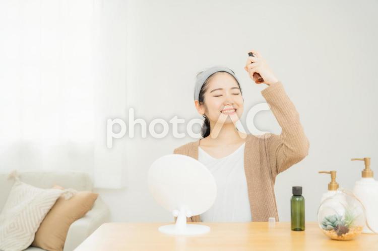 自宅でスキンケアする女性（スプレー・ミスト） スキンケア,化粧水,保湿の写真素材