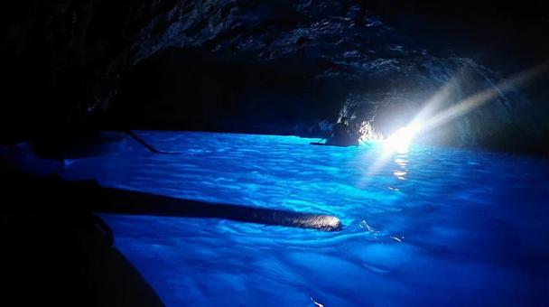 イタリア青の洞窟より イタリア青の洞窟より 青の洞窟,イタリア,幻想的の写真素材