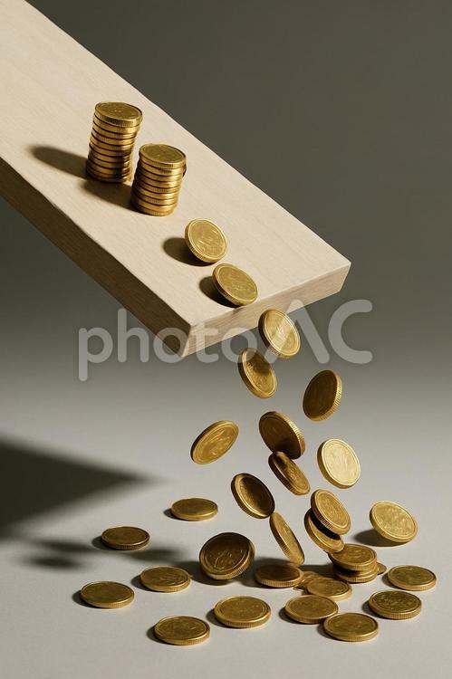 流れ落ちる富（失われる資産） 金貨,硬貨,コインの写真素材