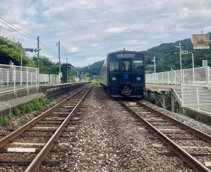各駅停車の鈍行列車が田舎の駅に到着 各駅停車の鈍行列車が田舎の駅に到着の写真