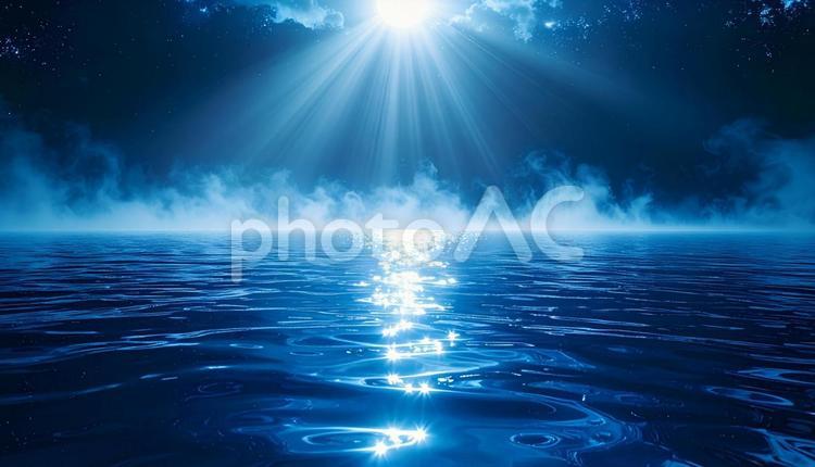 雲間から差す月光と海 月光,水面,反射の写真素材
