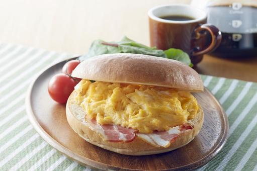 ベーグル(ベーコンとスクランブルエッグ) ベーグル(ベーコンとスクランブルエッグ) ベーグル,朝ごはん,ベーグルサンドの写真素材