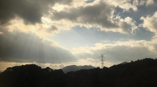 空と雲と山 風景,空,空の切れ間の写真素材