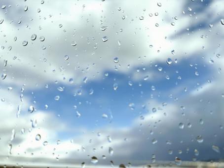 濡れた窓ガラス越しの空 窓ガラス,水滴,雨粒の写真素材