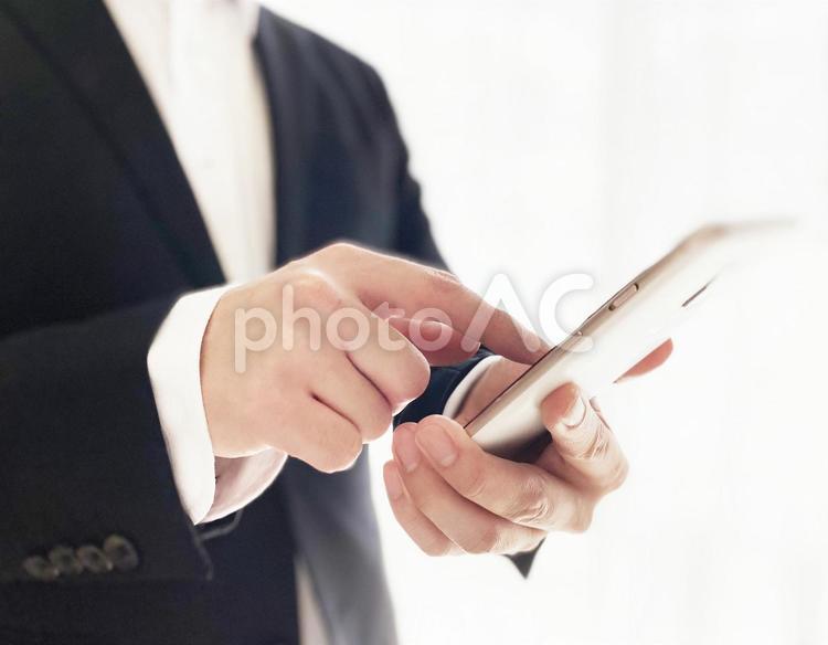 スマホを操作する人物 スマホ,ケータイ,ビジネスマンの写真素材