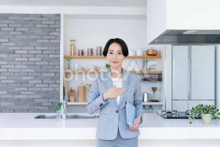 不動産業のビジネスウーマン 不動産,ビジネスウーマン,ビジネスの写真素材