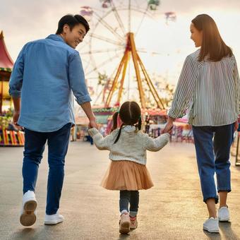 遊園地で遊ぶ家族_2の写真