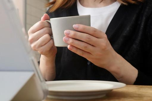 タブレットを見ながらコーヒーを飲む女性 タブレットを見ながらコーヒーを飲む女性 カフェ,女性,コーヒーの写真素材