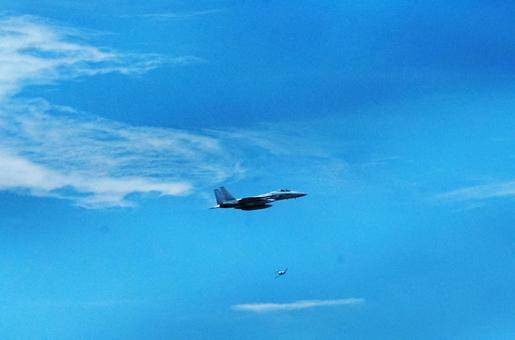 飛行中の戦闘機 飛行中の戦闘機の写真