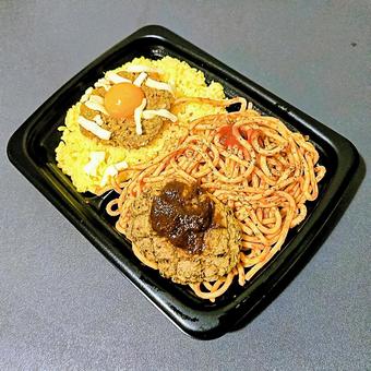 ドライカレー&ナポリタン 美味しい,プラスチック容器,麺の写真素材