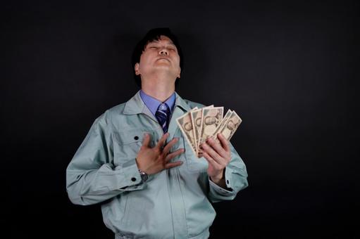 お金を誇らしげに持つ男性 お金を誇らしげに持つ男性 男性,お金,千円札の写真素材