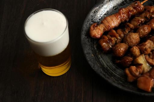 焼き鳥とビールの夕食 焼き鳥とビールの夕食 焼き鳥,ビール,グラスの写真素材