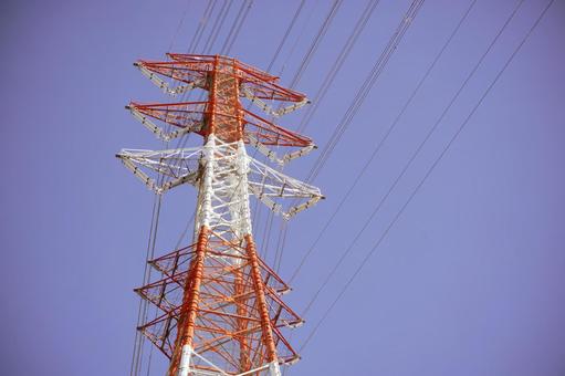 青空に向かって立つ送電線の鉄塔 鉄塔,送電線,電線の写真素材