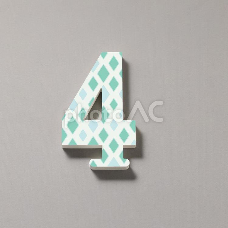 カラフルな立体数字「4」 切文字,数字,ナンバーの写真素材