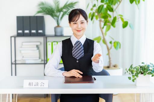 受付のビジネスウーマン 受付,女性,笑顔の写真素材