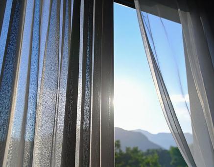 開け放した部屋の窓 開け放した部屋の窓の写真
