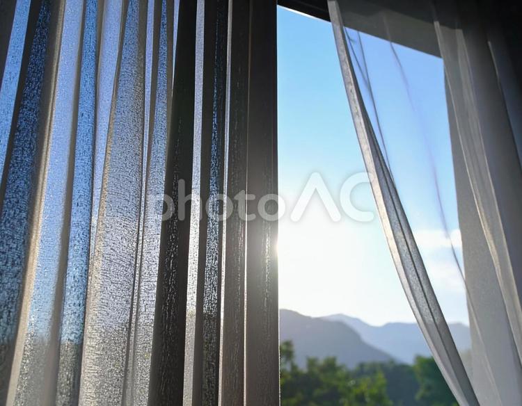開け放した部屋の窓 窓,カーテン,日差しの写真素材