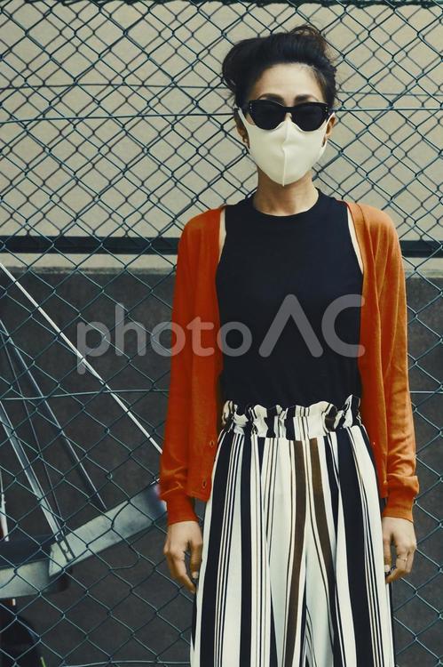 サングラスとマスク姿の女性 人物,女性,ポートレートの写真素材