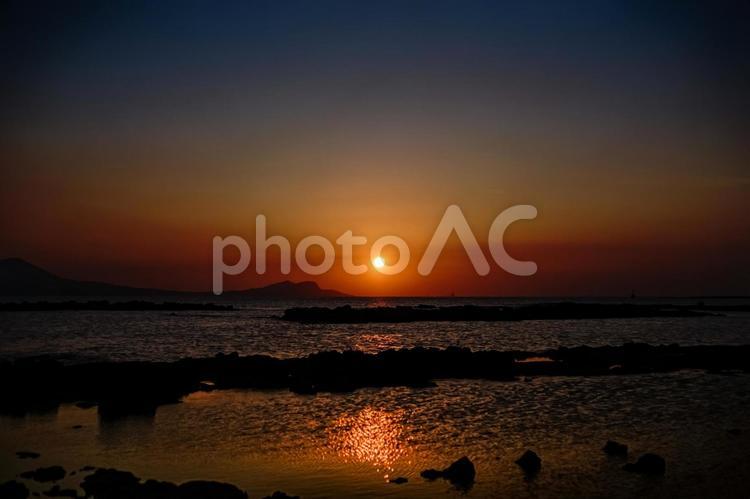 ※＜五島の風景＞夜明けの海岸と朝日 夜明け,夕方,海の写真素材
