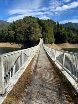 面河ダムに架かる橋 面河ダムに架かる橋の写真